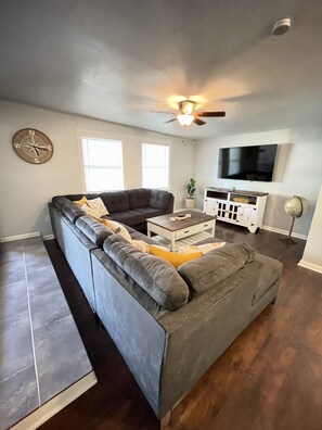 Living area - The Original Rustic- Spacious 3 bedroom with large back patio- Family friendly  (San Antonio)