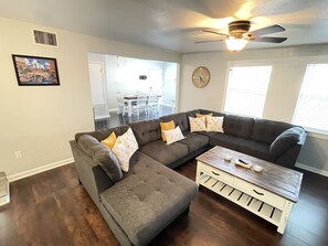Living area - The Original Rustic- Spacious 3 bedroom with large back patio- Family friendly  (San Antonio)