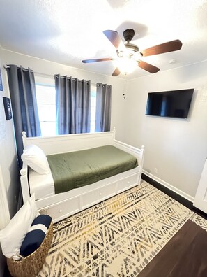 3 chambres, bureau, fer et planche à repasser, accès au Wi-Fi (inclus)