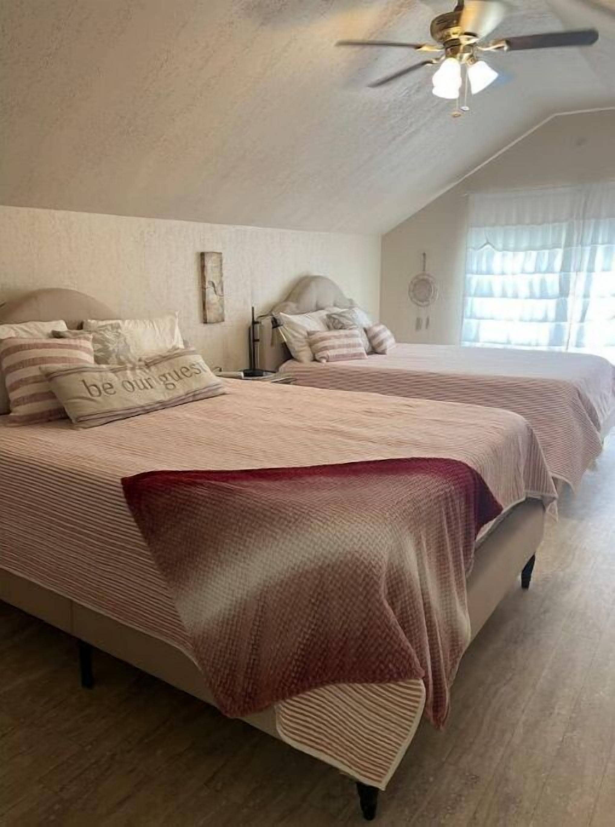 1 habitación, tabla de planchar con plancha, wifi gratis y ropa de cama 