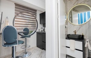 Frigorífico, placa de cocina y utensilios de cocina
