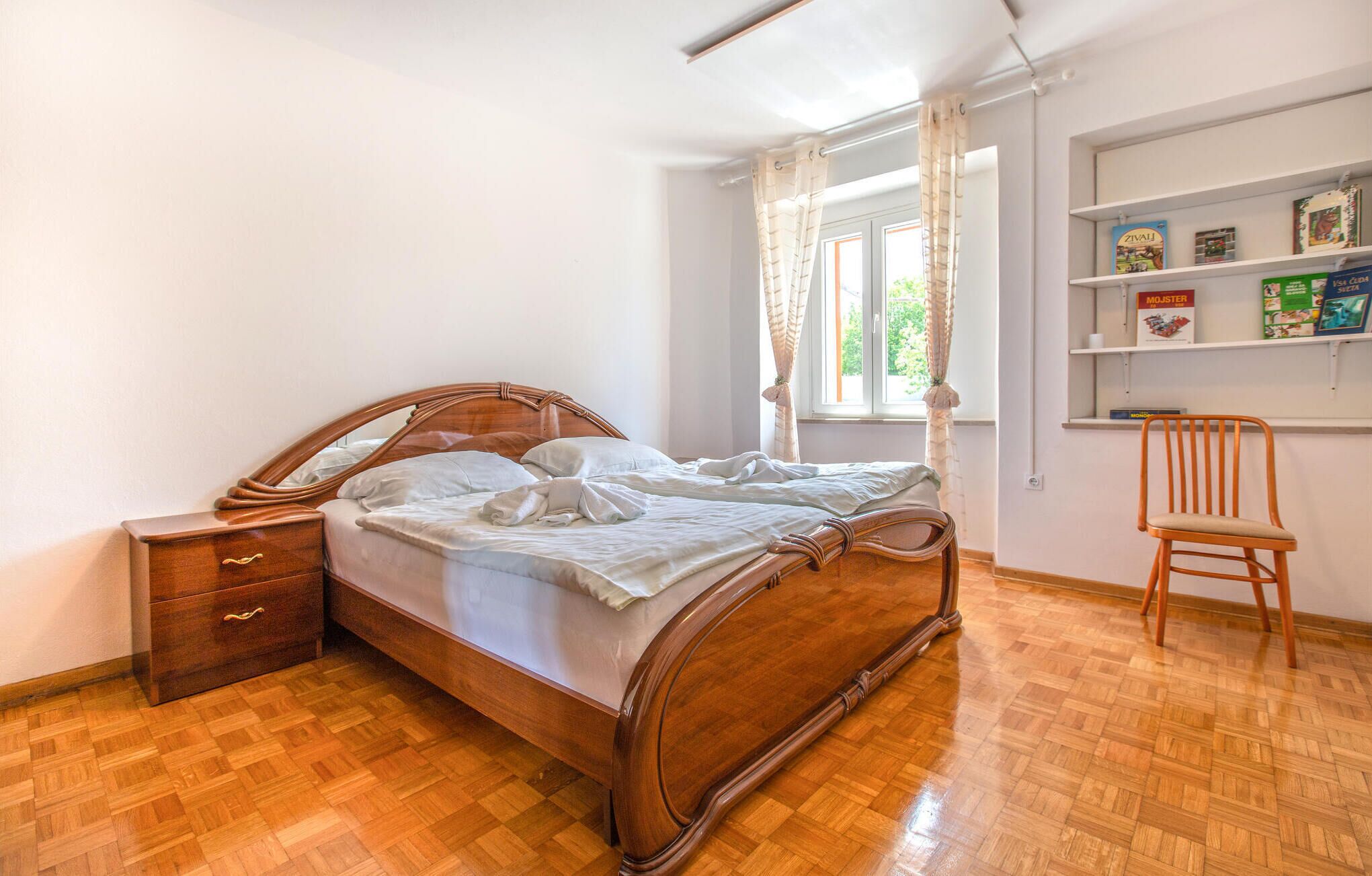3 bedrooms, WiFi (free), bed sheets