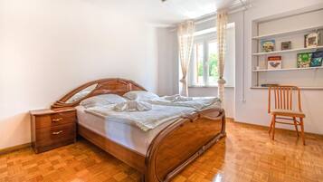 3 bedrooms, WiFi (free), bed sheets