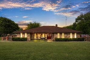 Exterior - Pool Slide Hot Tub Sauna Retreat Sleeps 10 (Waxahachie)