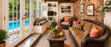 Smart TV, chimenea, libros y monitor de computadora