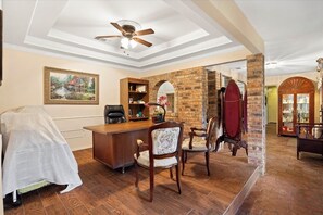 3 bedrooms, desk, iron/ironing board, travel cot - Pool Slide Hot Tub Sauna Retreat Sleeps 10 (Waxahachie)
