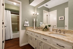 Shower, hair dryer, towels, soap - Pool Slide Hot Tub Sauna Retreat Sleeps 10 (Waxahachie)