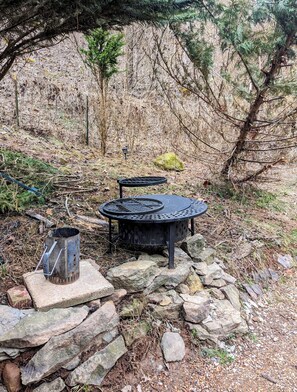 Property grounds - Private Glamping Cabin set in Woodland Paradise- Welcome to the Rustic Roost! (Walton)