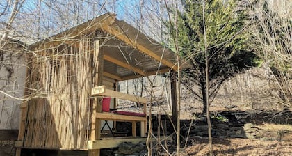 Private Glamping Cabin set in Woodland Paradise- Welcome to the Rustic Roost!