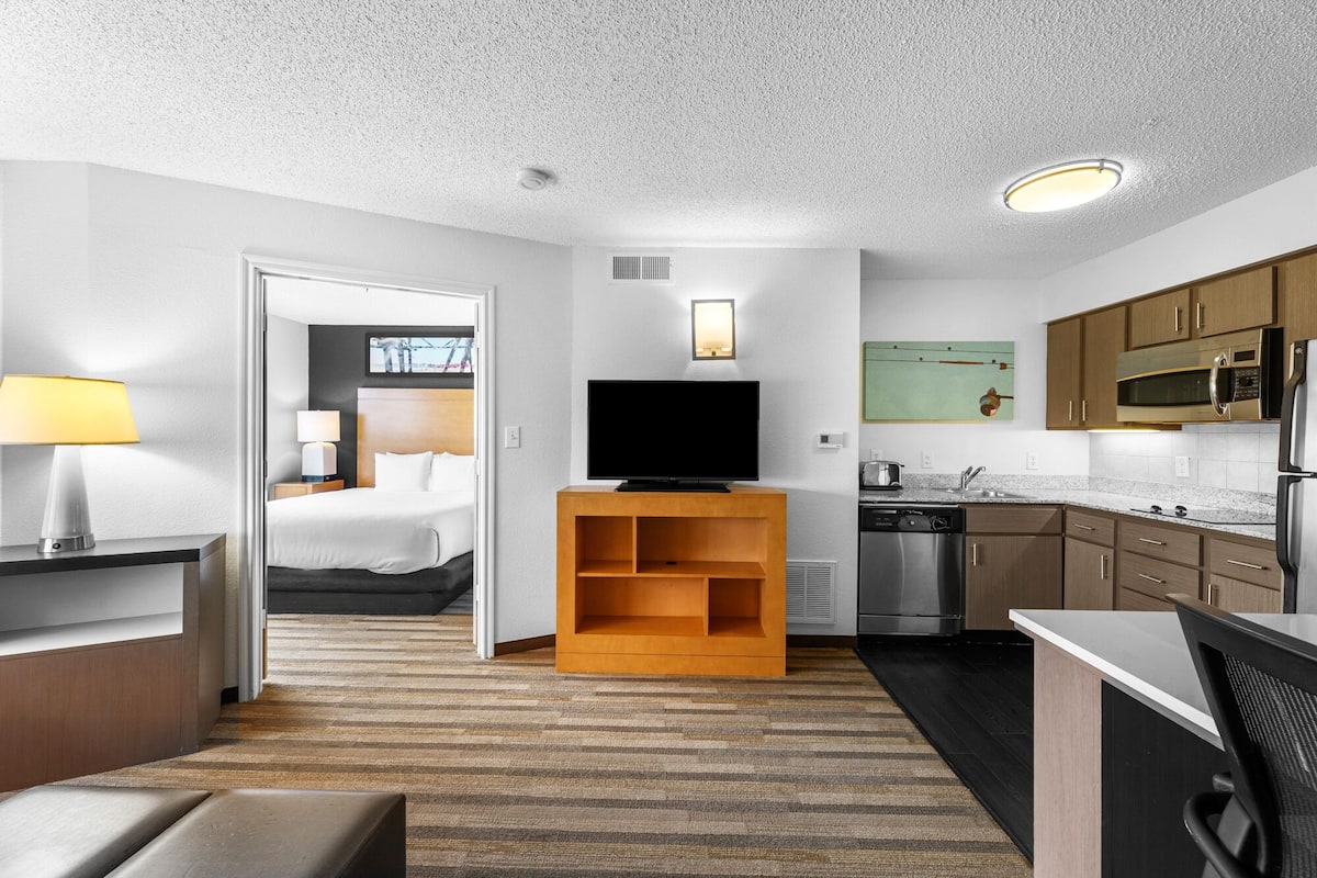 Classic Suite, 1 Bedroom, Non Smoking | Living area