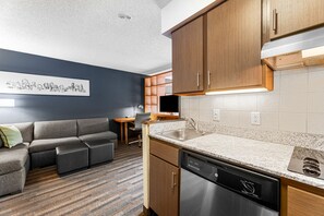 Deluxe Studio Suite, 1 King Bed with Sofa bed, Non Smoking | Private kitchen - Alma Arboretum (Austin)