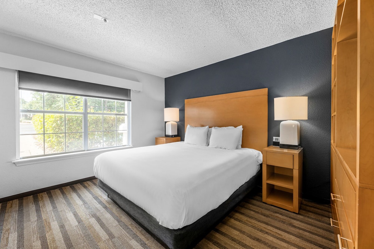 Classic Studio, 1 King Bed, Non Smoking | 1 bedroom, blackout drapes