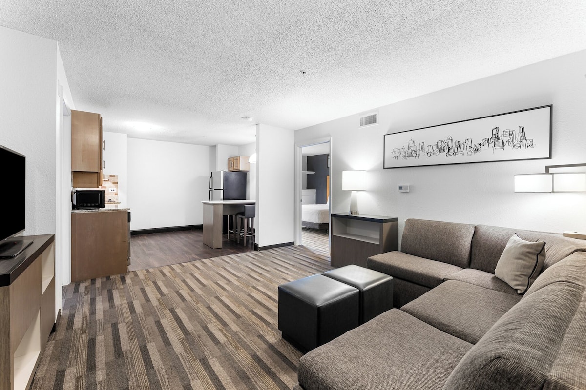 Deluxe Suite, 2 Bedrooms, Non Smoking | Living area