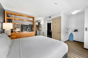 Classic Studio, 1 King Bed, Non Smoking | Blackout curtains