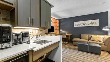 Studio Klasik, 1 Tempat Tidur King, Bebas Asap Rokok | Dapur pribadi | Lemari es besar, microwave, kompor, dan mesin pencuci piring