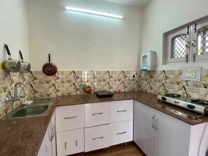 Refrigerador, horno, parrilla de estufa y tetera eléctrica