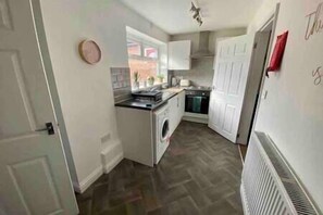 Kühlschrank, Mikrowelle, Ofen, Wasserkocher mit Kaffee-/Teezubehör