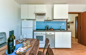 Frigorifero, forno, piano cottura, lavastoviglie