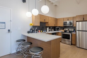 雪櫃、微波爐、焗爐、爐具