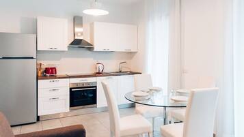 Kühlschrank, Ofen, Herdplatte, Toaster