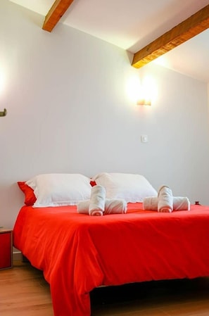 2 habitaciones, tabla de planchar con plancha, cuna de viaje y wifi 