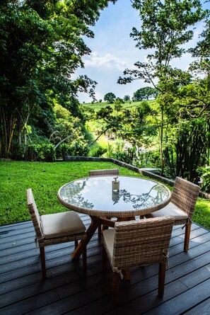 Outdoor dining - Casa del Rio, a little oasis 15 minutes from the airport (Alajuela)