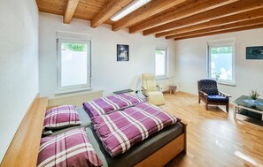 1 chambre, lit parapluie, Wi-Fi gratuit, draps fournis