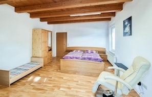 1 Schlafzimmer, Reisekinderbett, kostenloses WLAN, Bettwäsche