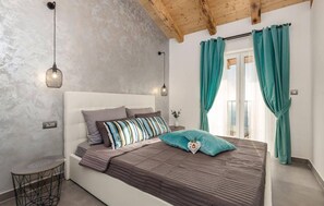 2 bedrooms, in-room safe, iron/ironing board, free WiFi