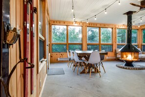 Dining - Fire Pit! Patio! Game Room! Hot Tub! Sun Room! Minutes to Baraboo & Dells (Baraboo)