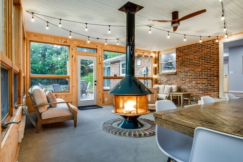 Fire Pit! Patio! Game Room! Hot Tub! Sun Room! Minutes to Baraboo & Dells