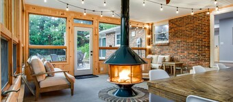 Fire Pit! Patio! Game Room! Hot Tub! Sun Room! Minutes to Baraboo & Dells