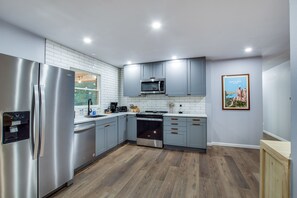 Réfrigérateur, four à micro-ondes, un four, surface de cuisson