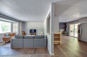 Smart TV, fireplace, table tennis - Fire Pit! Patio! Game Room! Hot Tub! Sun Room! Minutes to Baraboo & Dells (Baraboo)