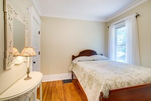 2 bedrooms, desk, WiFi, bed sheets - Cozy Michigan Retreat w/ Deck & Gas Grill! (Frankfort)