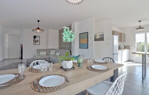Dining - Stunning home in Créances with WiFi (Créances)