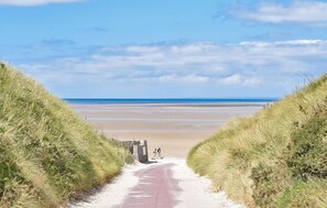 Beach nearby - Stunning home in Créances with WiFi (Créances)