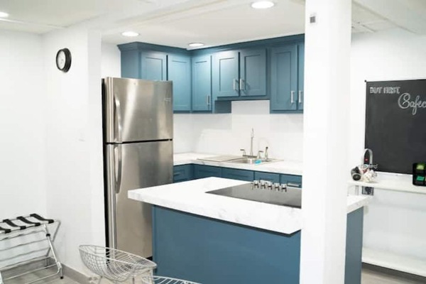 Frigorífic, microones, placa de cuina i cafetera i tetera