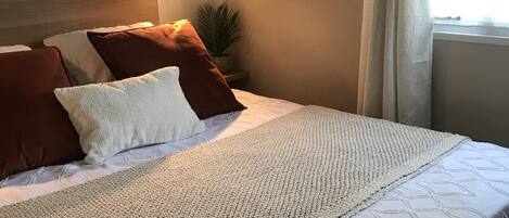 2 bedrooms, iron/ironing board, bed sheets