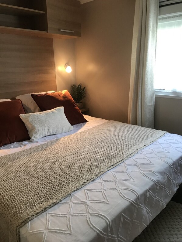 2 slaapkamers, een strijkplank/strijkijzer, beddengoed