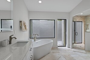 Badewanne, Haartrockner, Handtücher