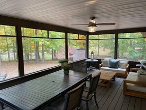 Outdoor dining - License To Chill - Lakefront/Screened in Porch (Bumpass)