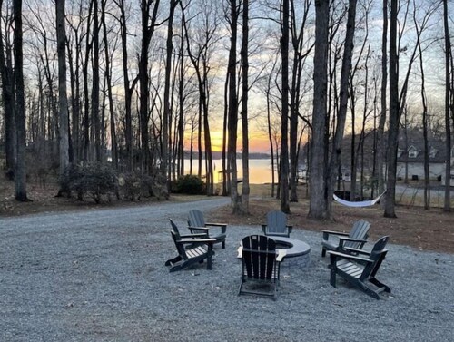 License To Chill - Lakefront/Screened in Porch