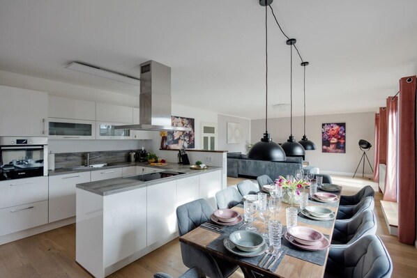 Fridge, oven, stovetop, dishwasher - Stilvolle 115qm I Terrasse I BBQ (Feldafing)