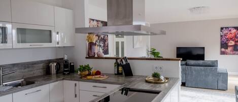 Frigorifero, forno, piano cottura, lavastoviglie