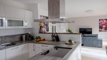 Frigorifero, forno, piano cottura, lavastoviglie