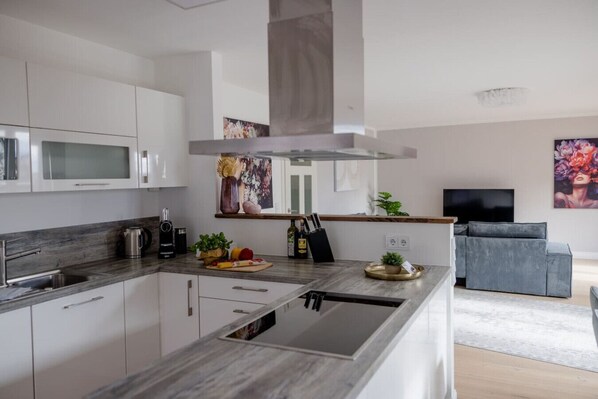 Fridge, oven, stovetop, dishwasher