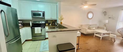 Réfrigérateur, micro-ondes, four, plaque de cuisson