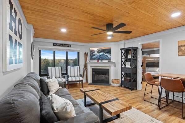 TV, fireplace - Ski In/out, Sleeps 8, Pool, Hot Tub, Snow Tubing! (Snowshoe)