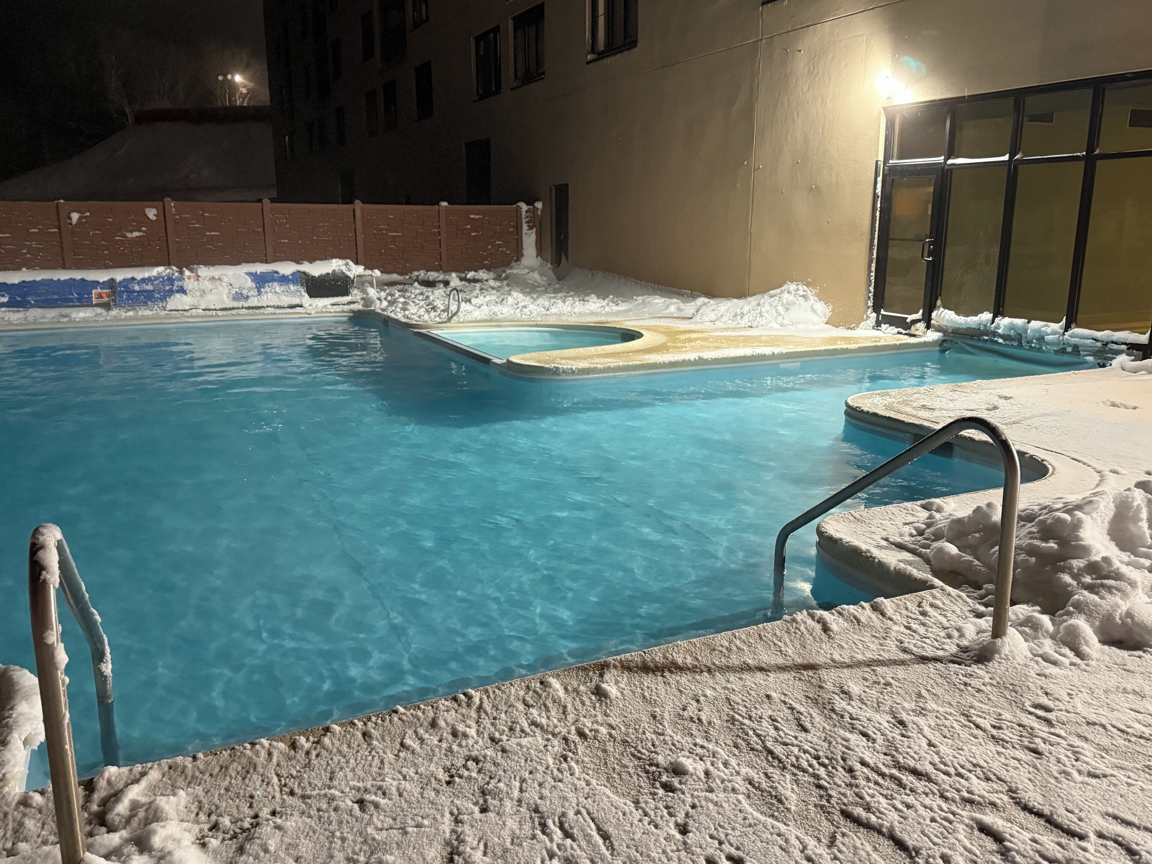 Una piscina techada, una piscina al aire libre